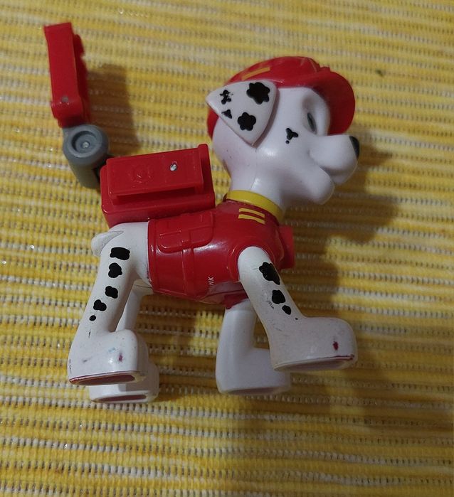 Marshall -figurka z psiego patrolu z ruchomą wyrzutnią.