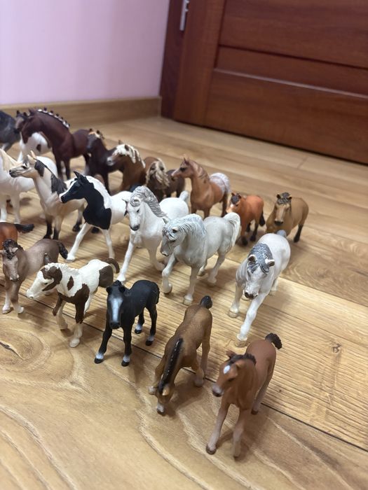 figurki koni i innych zwierzat schleich