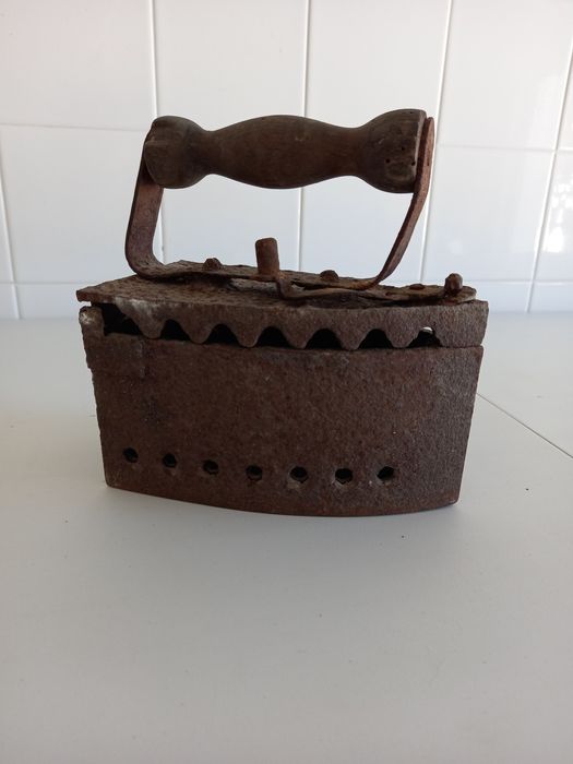 Ferro a Carvão Muito Antigo