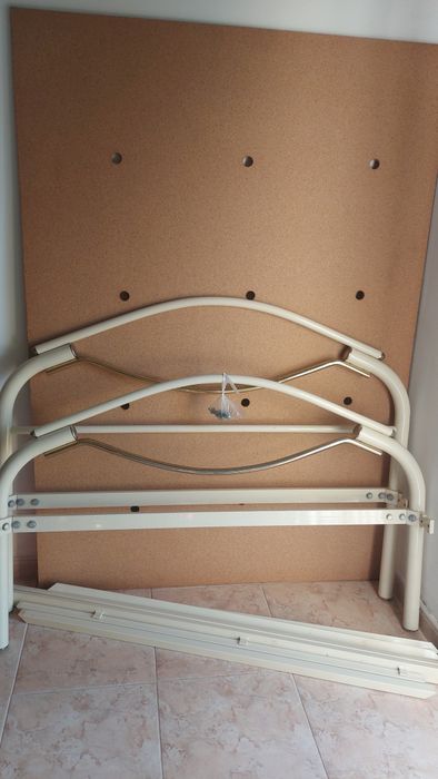 Cama em ferro bege e dourado