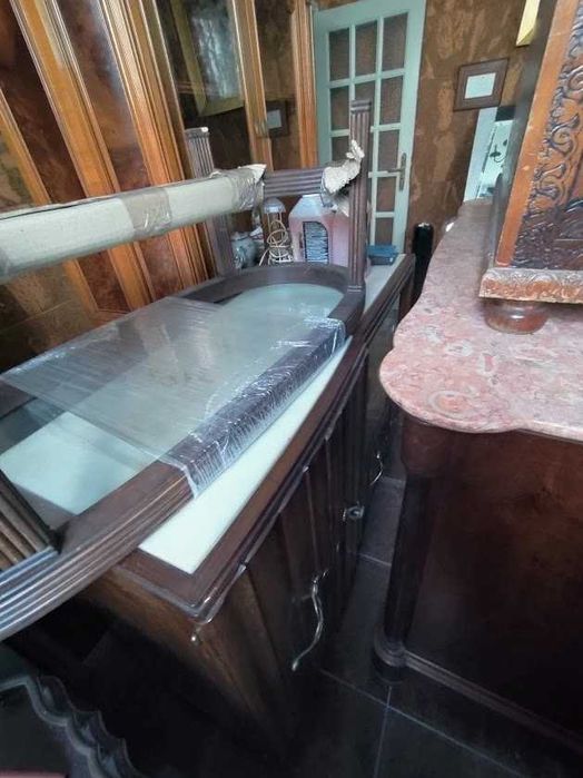 Cómoda antiga em madeira com tampo em mármore