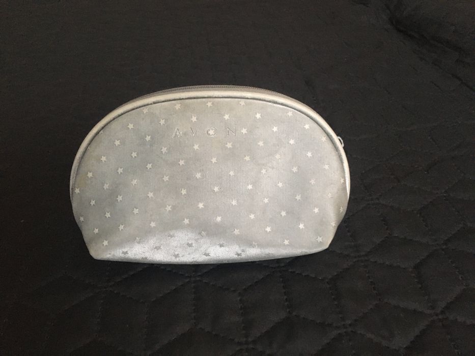 mała kosmetyczka Avon do torebki srebrna