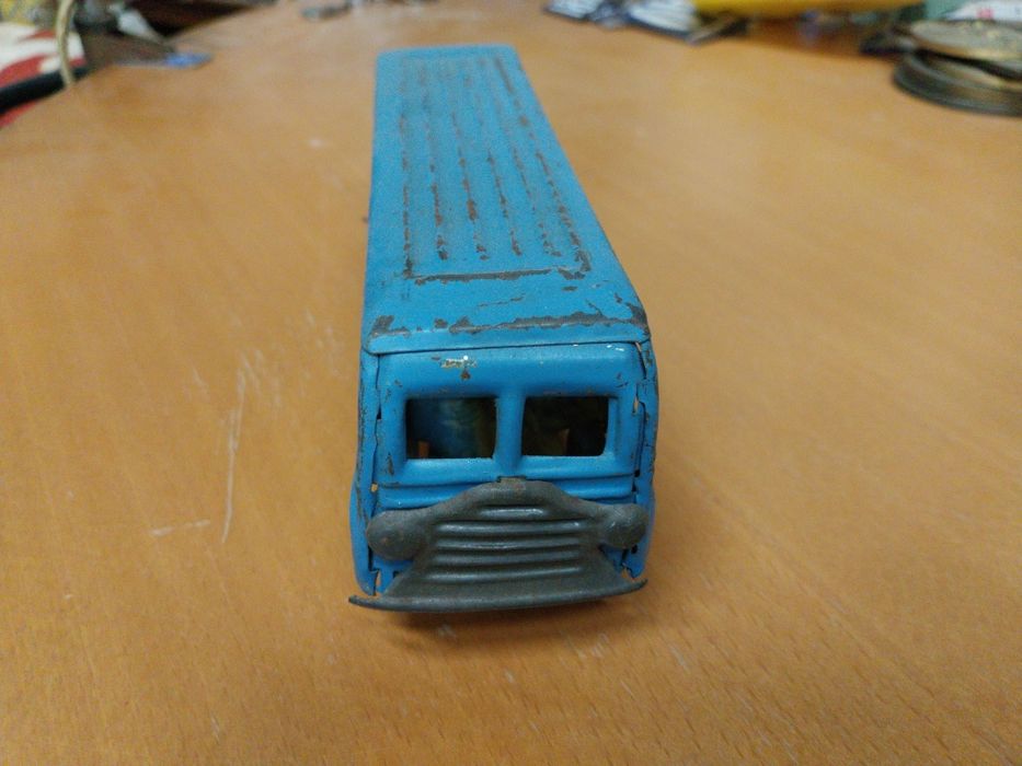 Autocarro antigo em chapa.