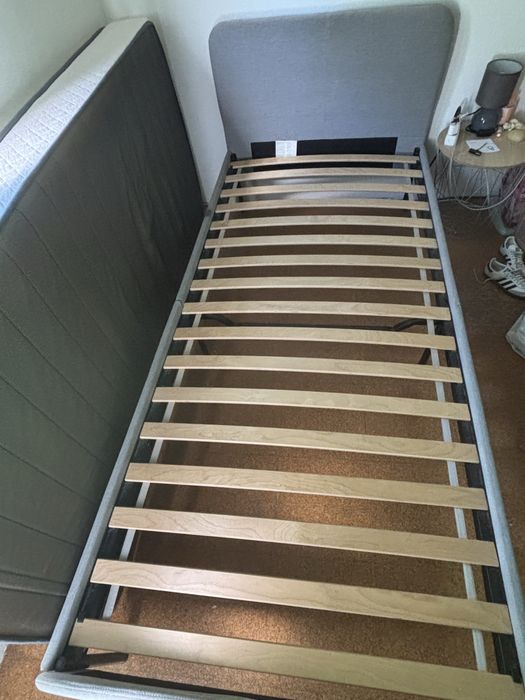 Boa dia vendo cama de solteiro com colchão.  A cama tem 2 metros por 90. Um lado da cama tem uma mancha que eu já tentei tirar e não saiu.  150€