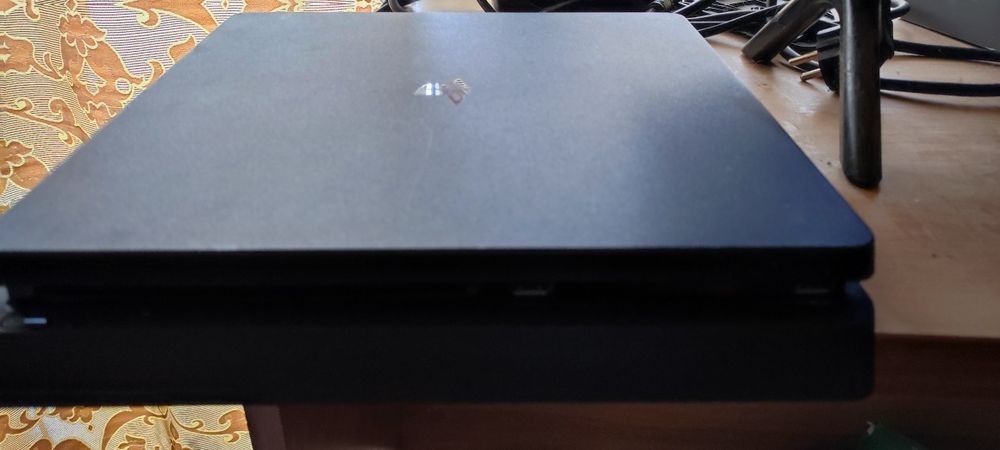 Продам PS4 слім!