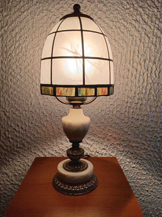 Lampka na alabastrowej podstawce