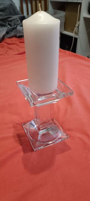 Porta velas de vidro com vela.