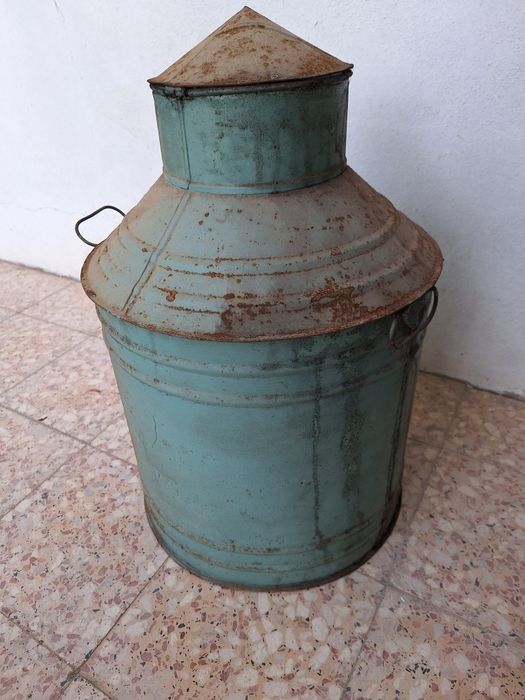 Pote muito antigo. Em alumínio...Capacidade vinte cinco litros.
