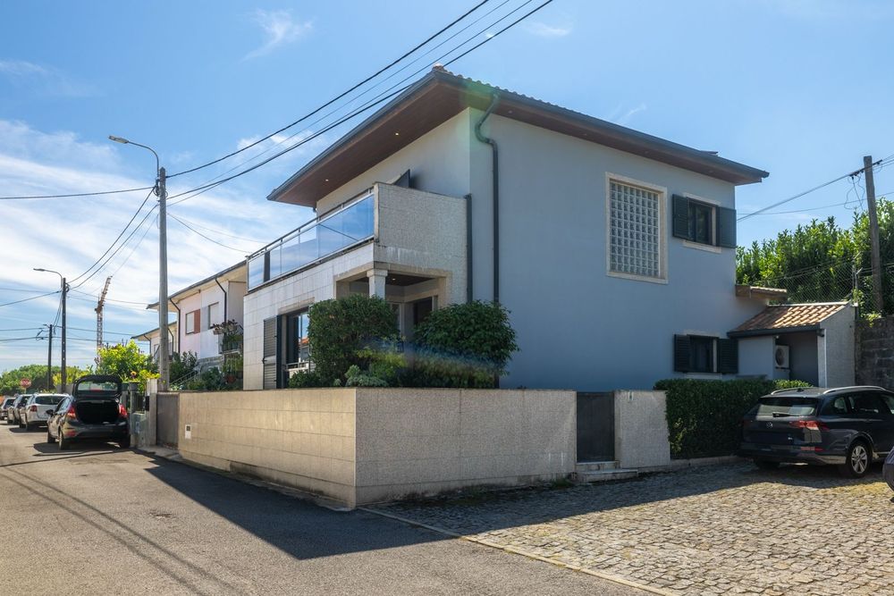 Vendo MORADIA / VIVENDA  INDEPENDENTE / ISOLADA T3 ( actualmente como T4 + Escritório) em ANTAS, VILA NOVA DE FAMALICÃO...