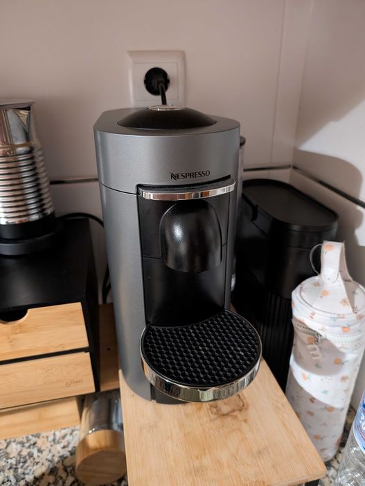 Máquina de Café Nespresso Vertuo Plus Deluxe Titan D
