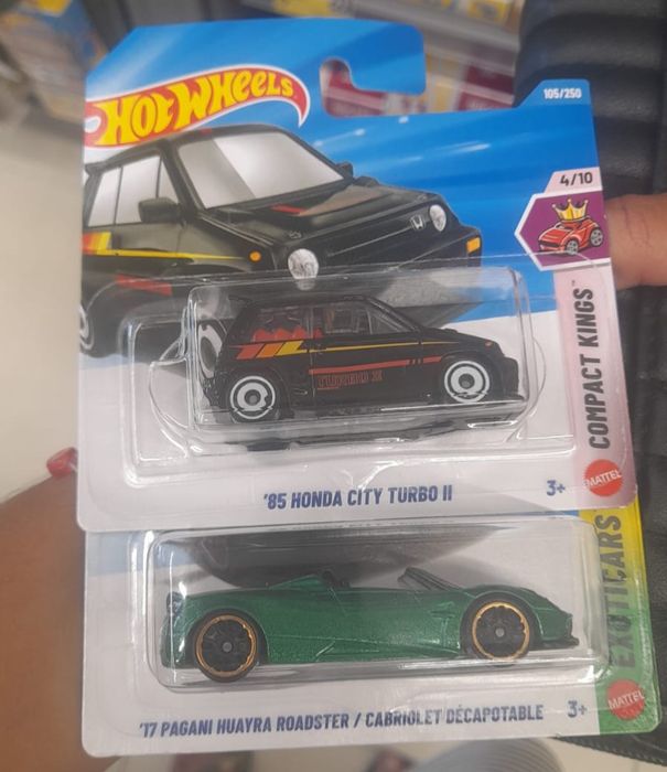 Conjunto 2 miniaturas hot wheels honda vs pagani