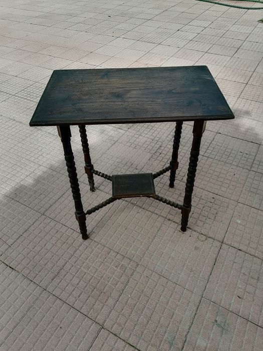 Mesa em madeira escura