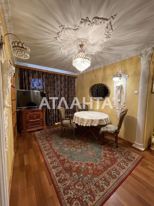 Трехкомнатная квартира с большой кухней студией