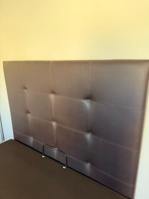 Vende-se Cama de Casal com Cabeceira Estofada e Arrumação