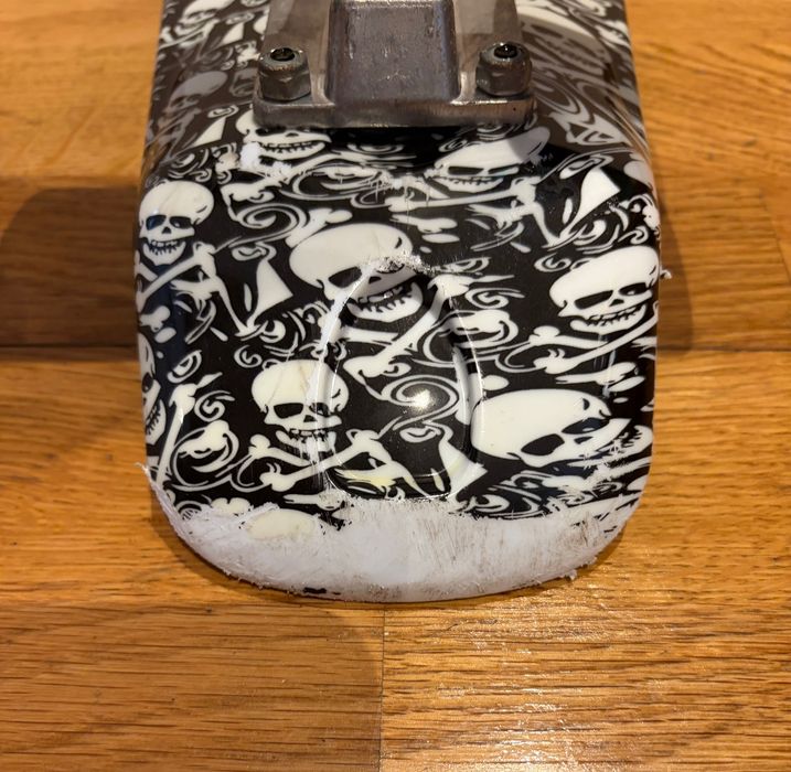 Skate Cruiser / Penny Board 22" Land Surfer (Padrão Caveiras)