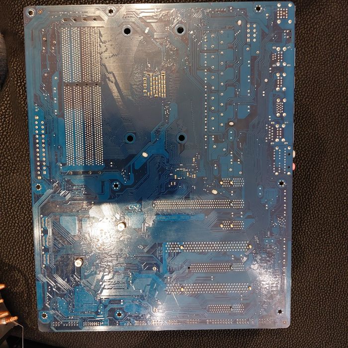 GIGABYTE GA-990XA-UD3  + cooler + AMD FX 6300
Procesor AMD FX-6300