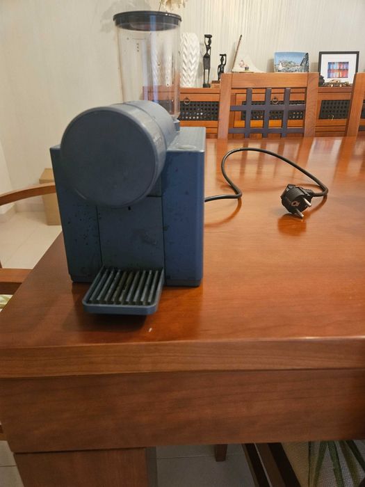 Maquina de café Delta, compacta