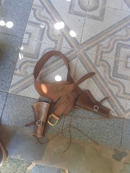 Cinto de cowboy com coldre duplo