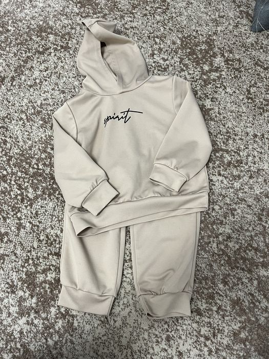 Легенький костюм для дівчинки