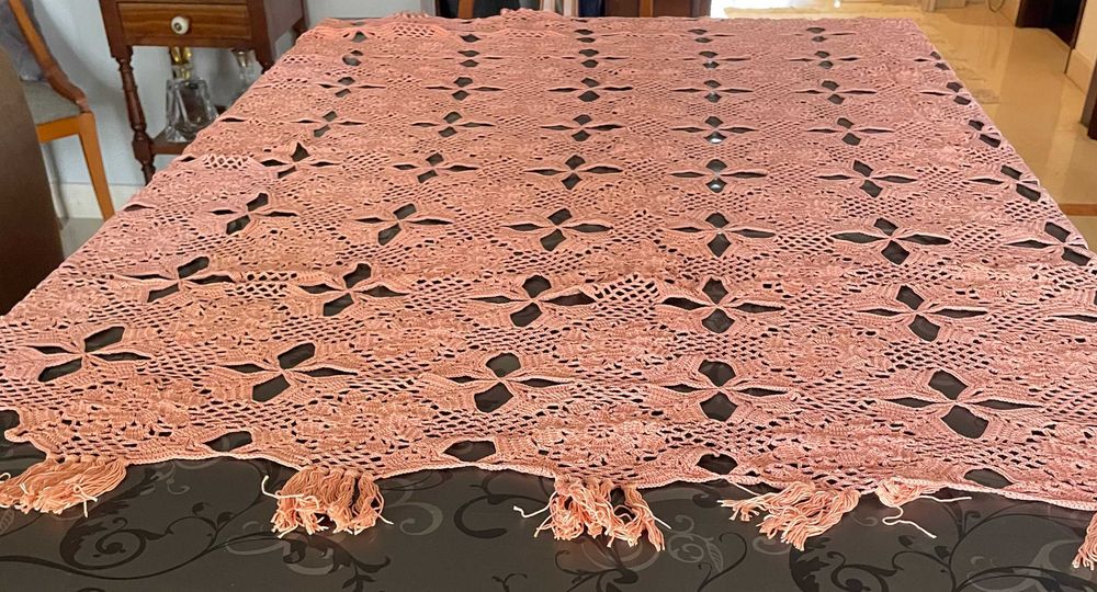 Vendo toalha de mesa em renda, cor rosa, 150 x 170 cm