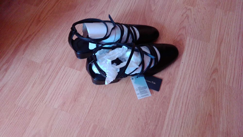 Sapatos/ Sandálias pretos com tacão  em pele 
Massimo Dutti  39
Novos