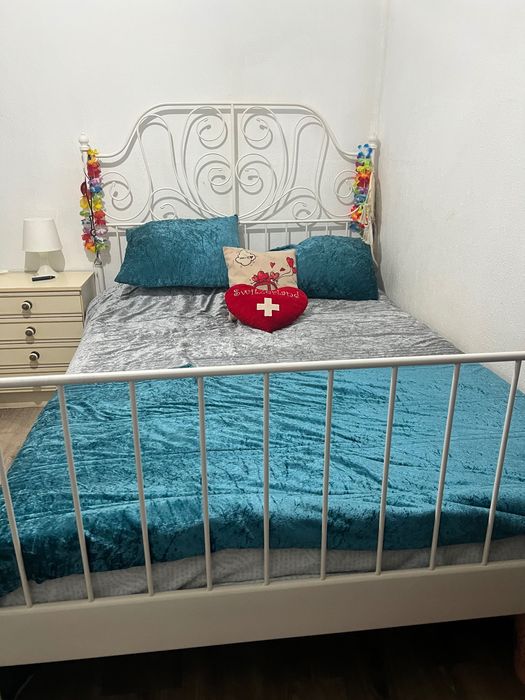 Cama de Casal com colchão incluído.