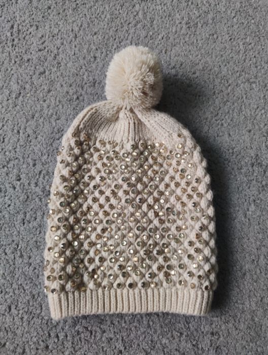Beżowa czapka z pomponem