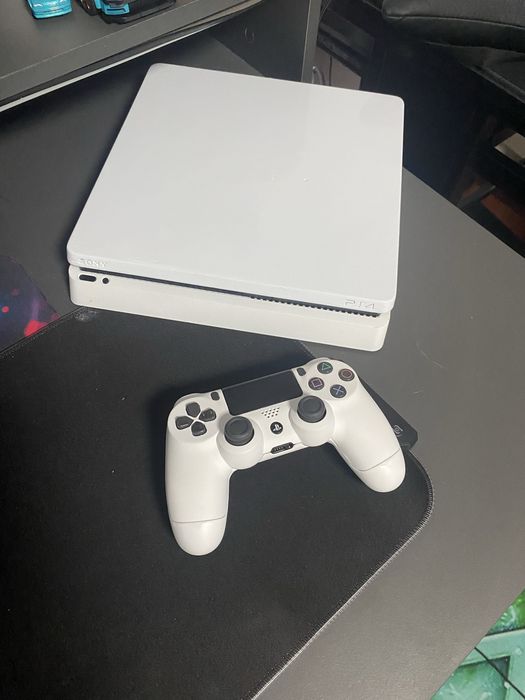 PlayStation 4 Slim em ótimo estado