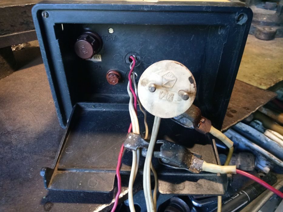 Зарядний пристрій 12v