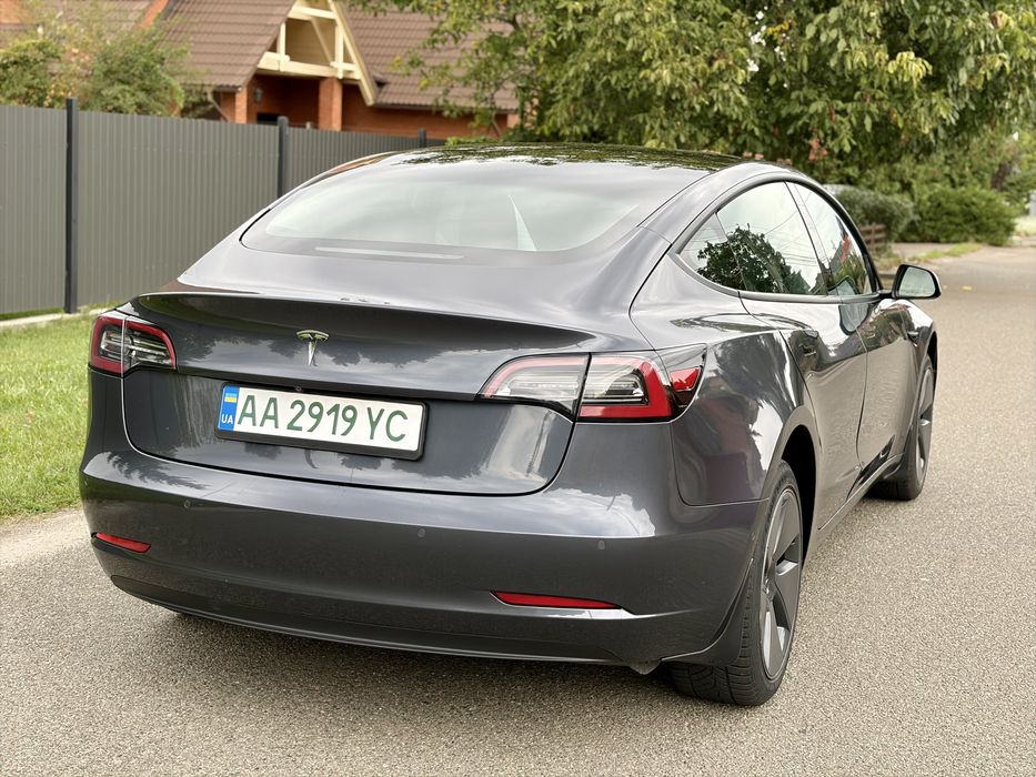 Tesla Model 3  2021 рік