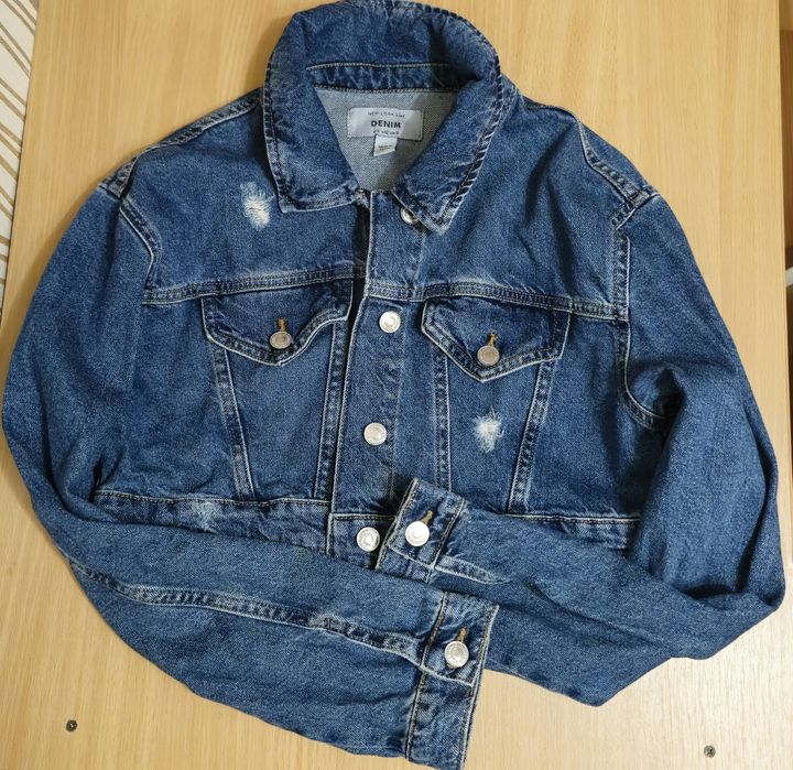 Укорочена жіноча джинсова курточка