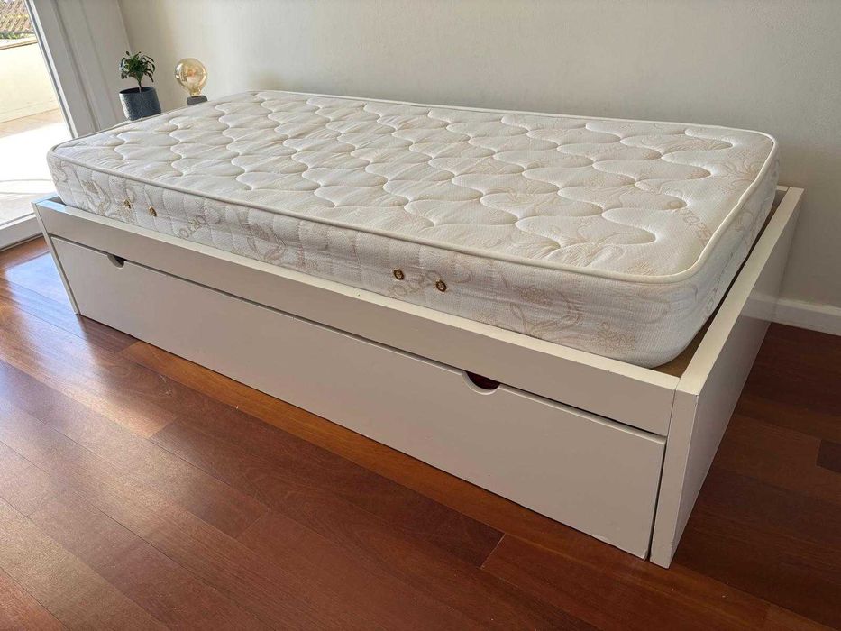 Cama de solteiro maciça com gaveta