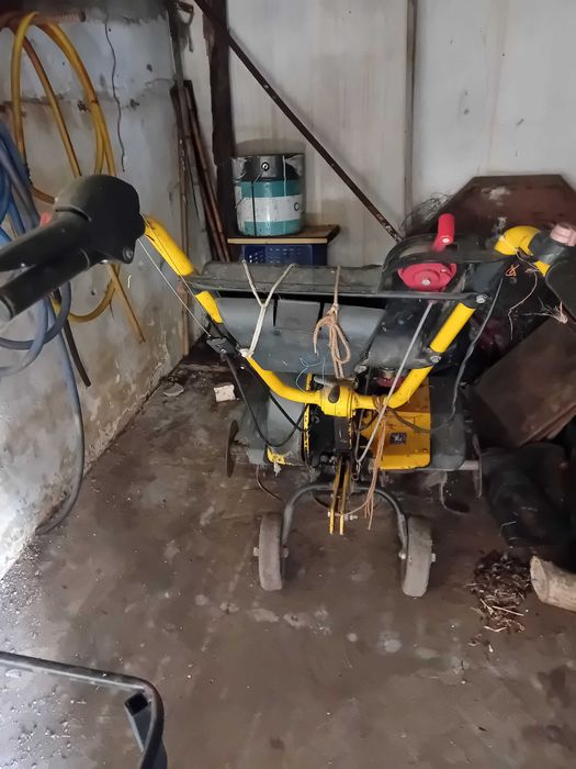 Moto cultivador em bom estado para desocupar.