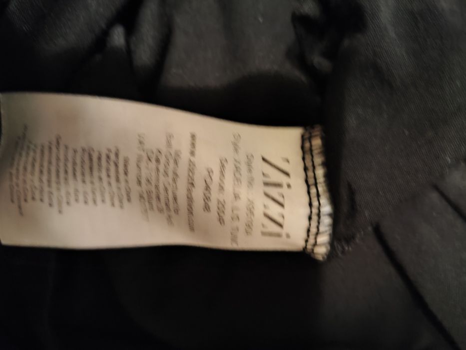 Czarna tunika ze złotym motywem