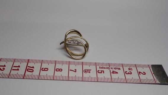 Złota broszka z diamentami pleciona ozdoba.