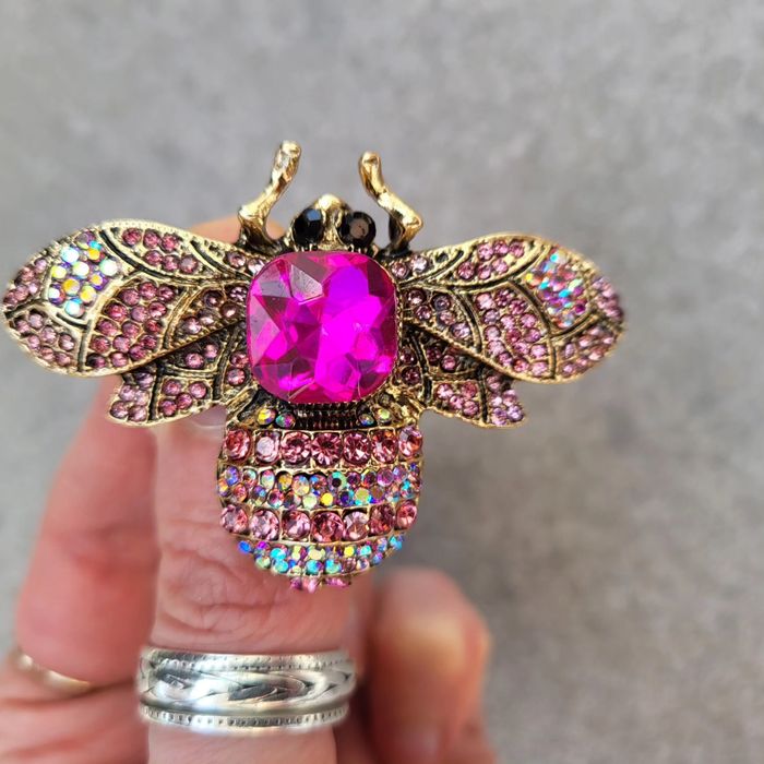 Broszka mucha różowa