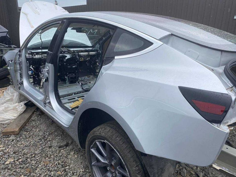Четверть Tesla Model 3