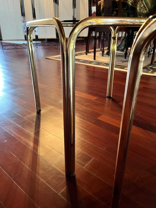 Mesa centro vidro com estrutura em doirado.