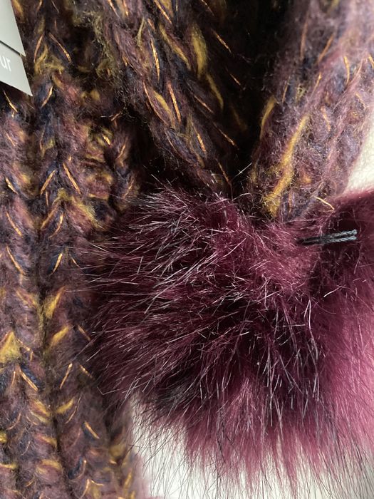 Шарф теплый с меховыми  помпонами