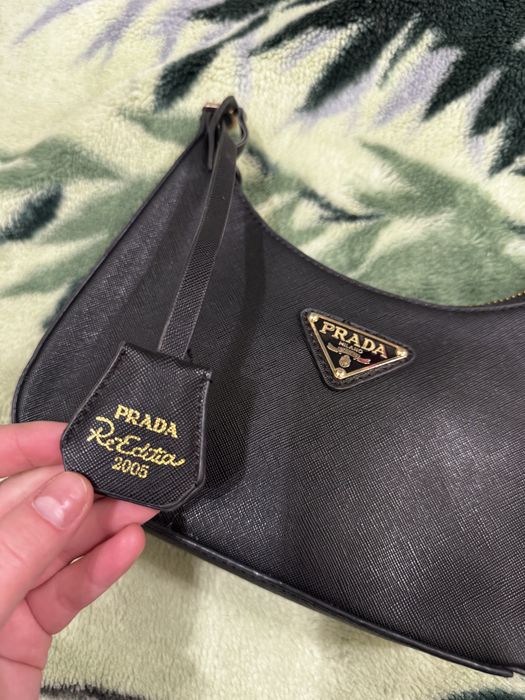 Чорна сумка Prada Re-Edition 2005