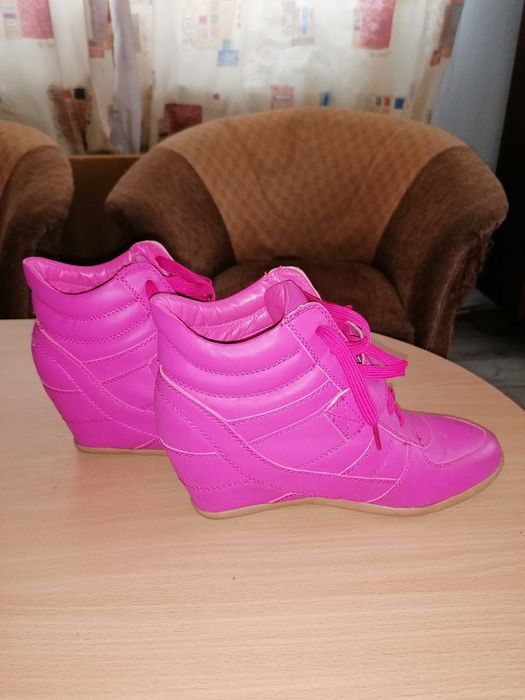 Buty damskie na koturnie