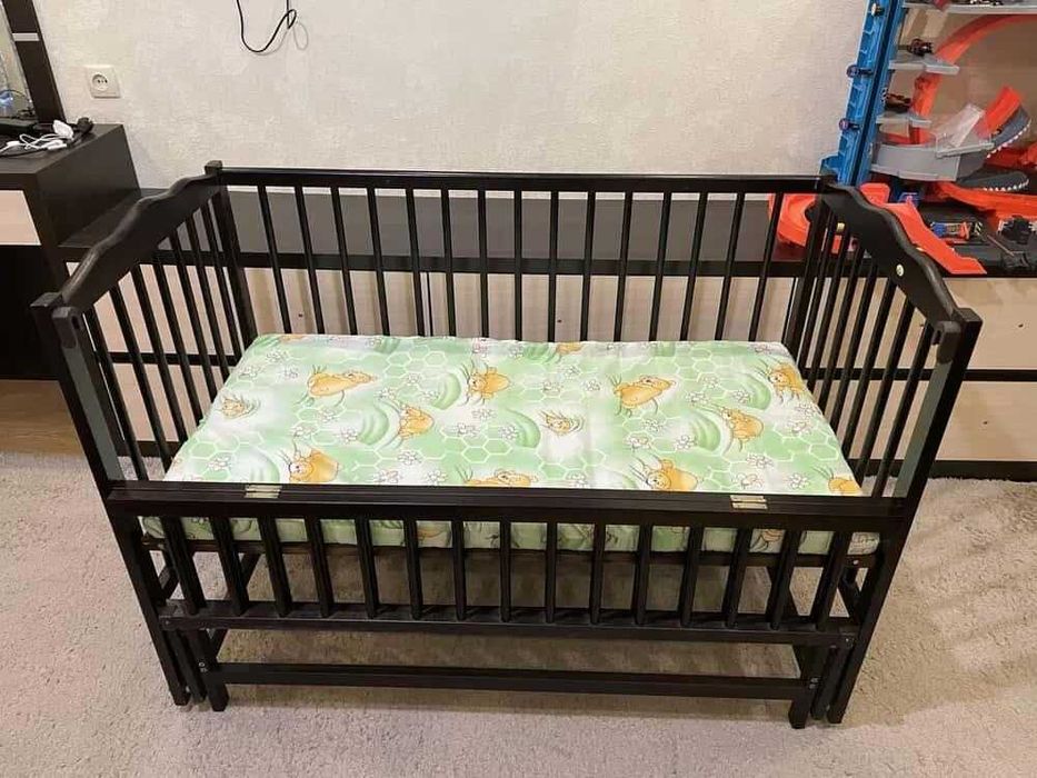 Кроватка с маятниками для дитини