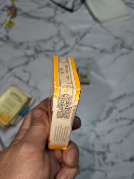 Carteira de tabaco e caixa de fósforos