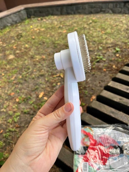 Расческа для вычесывания шерсти кошек и собак Variety Magic Comb Белый