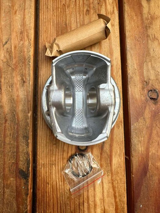 Поршень, поршні Mercedes m176 A1760300100