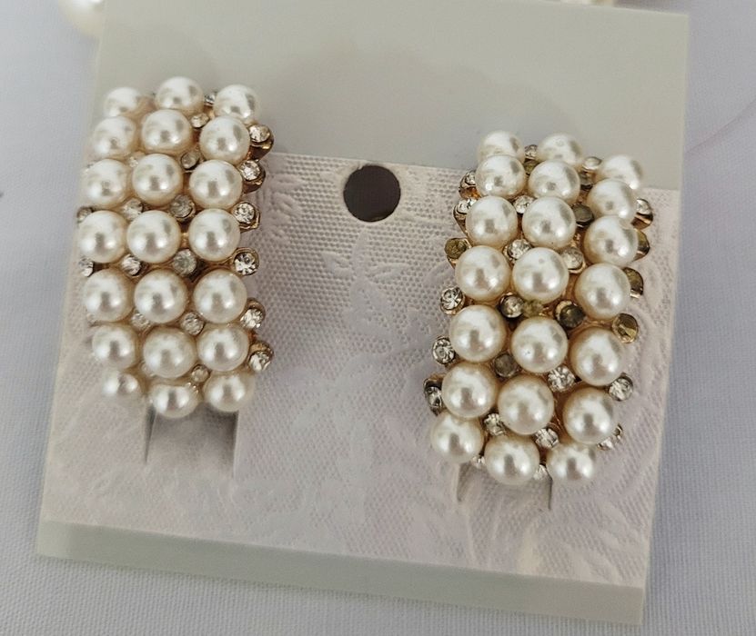 Kit acessório com brinco, pulseiras, pin