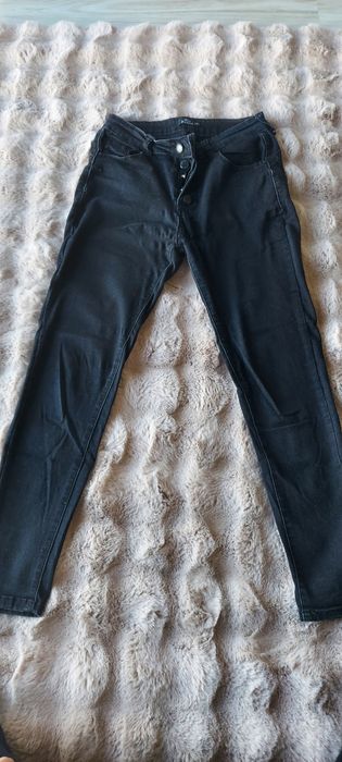 Sprzedam czarne dżinsy