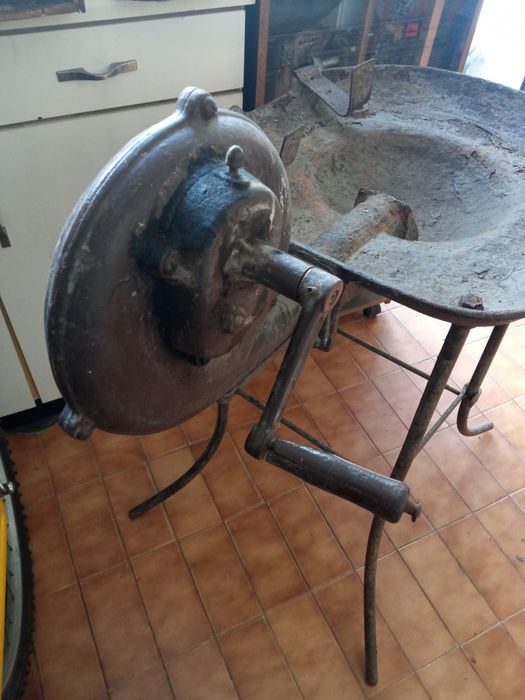 Duas forjas e um pote, panela de três pernas.