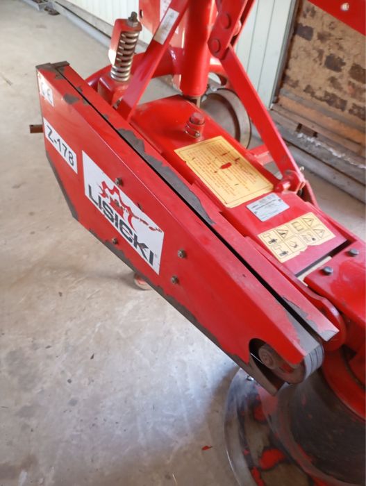 В ціну входить трактор Kubota GL-19, плуг, косарка та фриза