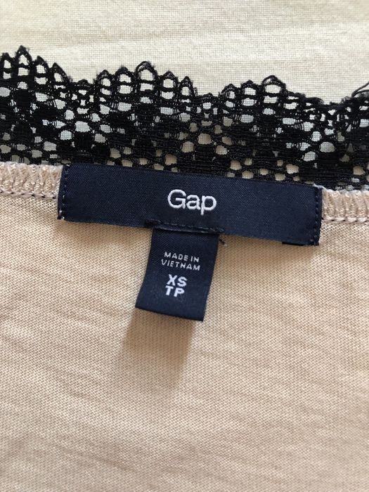 Blusa com decote rendado da Gap